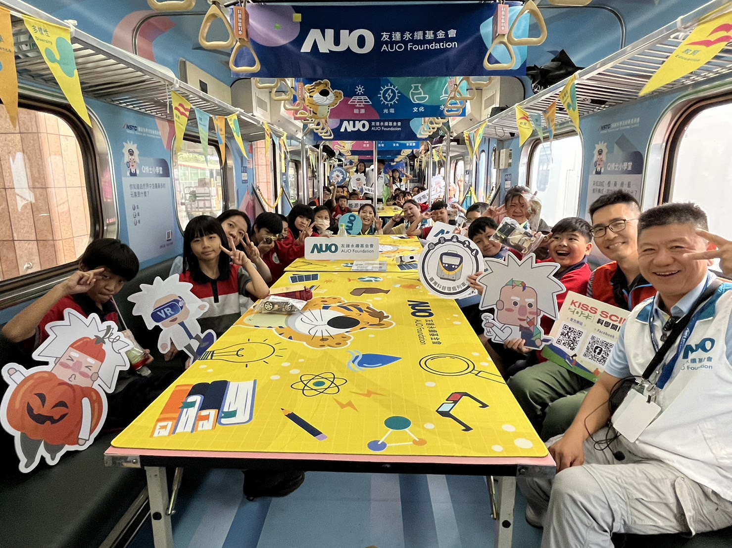 DB真人永續基金會參與「臺灣科普環島列車」，設計基礎科學車廂課程，以「淨零碳排和永續能源」為主題，讓學生透過創意實驗認識淨零知識，以及思考生活中的減碳行為
