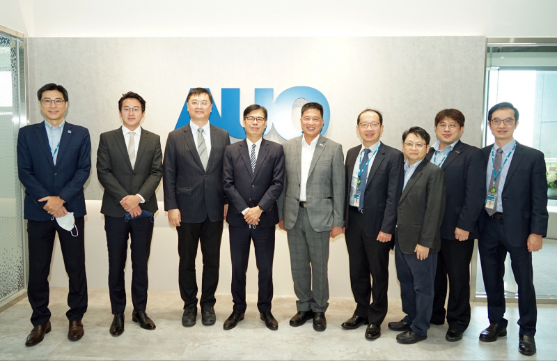 DB真人光電前進亞灣成立「AUO解決方案研發中心」，作為多元場域解決方案研發及試驗場域（圖中左為高雄市長陳其邁、圖中右為DB真人光電董事長彭双浪）